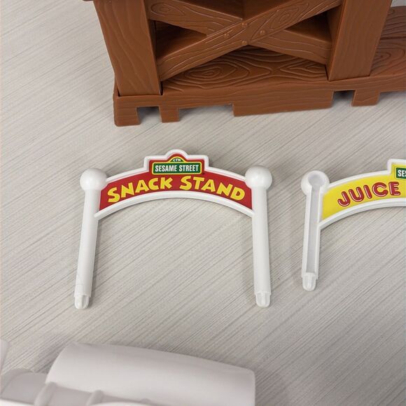 1996 Tyco Sesame Street Snack Stand Juice Factory + 2 Cars Elmos RC Railroad - Picture 6 of 8